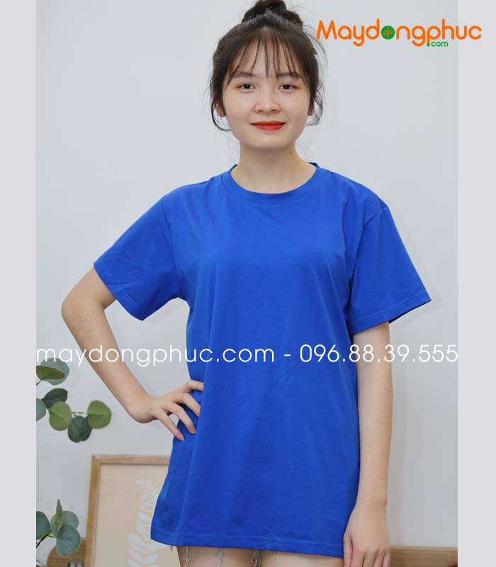 ​Áo phông tay lỡ màu xanh dương