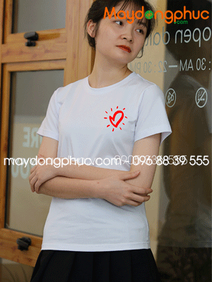 May áo cổ tròn màu trắng hình trái tim