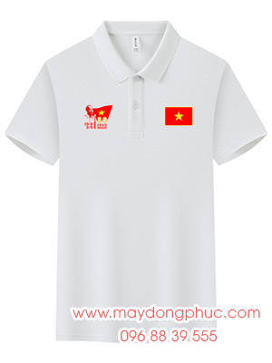 May áo phông màu trắng in lá cờ đỏ kỉ niệm 19-8-1945 - 2-9-2025