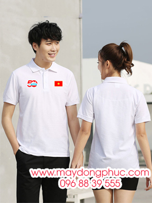 May áo phông màu trắng kỉ niệm 50 năm cùng với lá cờ đỏ