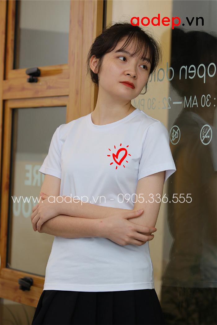 May áo cổ tròn màu trắng hình trái tim | May ao phong dong phuc